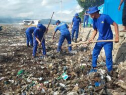 Personil Sat Polairud Polres Bima Kota Bersama Masyarakat Gelar Aksi Bersih Pantai dan Laut