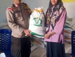 Bhabinkamtibmas Kelurahan Penaraga Bagikan Bantuan Beras dari Kementerian Ketahanan Pangan