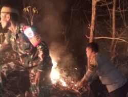 Quick Response Polsek Soromandi Bersama Masyarakat Padamkan Kebakaran Lahan