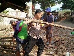 Menyambut HUT Bhayangkara Ke-78 Kapolres Bima AKBP Eko S.I.K.,M.IK., Inisiasi Bedah Rumah Salah Satu Warga Desa Roi