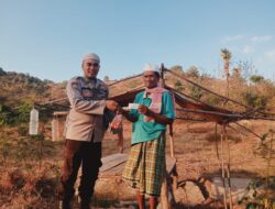 Bhabinkamtibmas Polres Bima Kota Bagikan Daging Qurban Secara Door to Door kepada Masyarakat Binaan