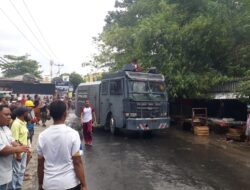 Sat Samapta Polres Bima Kota Padamkan Kebakaran Lapak Kaki Lima dengan Mobil AWC