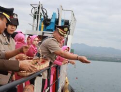 Polres Bima Kota Laksanakan Upacara Tabur Bunga di Laut untuk Mengenang Jasa Pahlawan