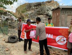 Bhayangkara Untuk Negeri: Polsek Rasbar Polres Bima Kota Berbagi Paket Sembako pada Warga Pemecah Batu