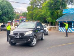 Cegah Kemacetan dan Kecelakaan Satlantas Polres Bima Rutin Kawal di Jam Rawan