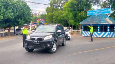Cegah Kemacetan dan Kecelakaan Satlantas Polres Bima Rutin Kawal di Jam Rawan