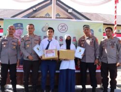 Peringatan HUT Bhayangkara Ke-78, Kapolres Bima AKBP Eko Sutomo S.I.K.,M.I.K., Serahkan Beasiswa Bagi Siswa Berprestasi