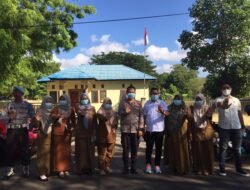 Kapolsek Soromandi Dampingi KUPT BKKBN Soromandi Bagikan Masker Peringati Hari Keluarga Nasional Ke-31
