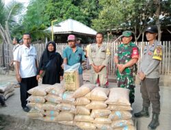 Bhabinkamtibmas Desa Mawu Polsek Ambalawi Dampingi Dinas Pertanian dalam Pembagian Bibit Padi