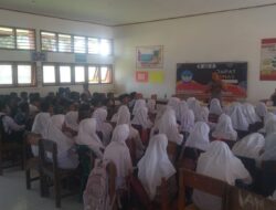 Selamatkan Pelajar/ Generasi Bhabinkamtibmas Polsek Sanggar Laksanakan Sosialisasi Bahaya Narkoba di SMPN I Sanggar