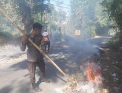 Jum,at Bersih, Bhabinkamtibmas Polsek Madapangga Bersama Warga dan Pemdes Bersihkan Tumpukan Sampah
