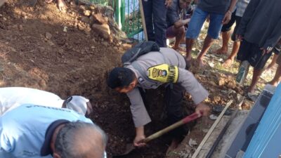 Bhabinkamtibmas Polsek Rastim Polres Bima Kota Ikut Menggali Kuburan untuk Makam Warga Binaan