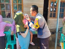 Personil Ton 1 Dalmas Sat Samapta Polres Bima Kota Melaksanakan Pengawalan Kotak Suara dari KPU Kabupaten Bima ke Kantor Camat Wera