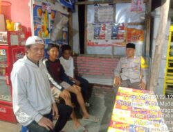 Giat Jum’at Curhat, Bhabinkamtibmas Penaraga Duduk Bareng Generasi Milenial di Pasar Penaraga