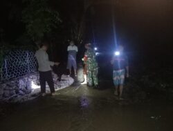 Kolaborasi Apik Bhabinkamtibmas Polsek Soromandi dan Babinsa Cek dan Monitoring Luapan Banjir di Desa Binaan