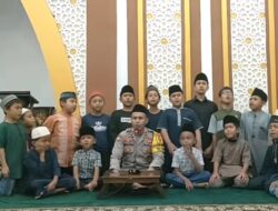 Bhabinkamtibmas Polsek Woha, mengajar ngaji kepada anak-anak di Masjid Bolly Mubarak
