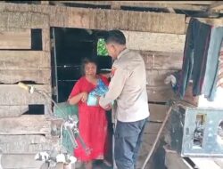 Anggota Polsek Tambora Bagikan Sembako Bagi Masyarakat Kurang Manpu