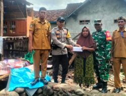 Sinegritas TNI-POLRI, Bhabinkamtibmas Polsek Madapangga dan Babinsa Dampingi Pemdes Salurkan Bantuan Bagi Warga