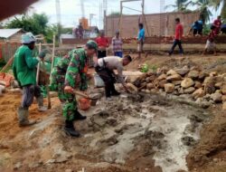 Sinergitas TNI-POLRI, Memakmurkan Tempat Ibadah BKTM Polsek Monta, Babinsa dan Masyarakat Gotong Royong Pembangunan Mushola
