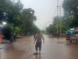 Sigap Personel Polsek Sanggar Pantau  Banjir di Desa Sandue dan Kore