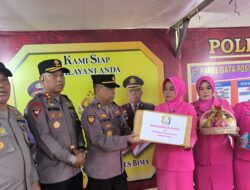 Motivasi  Personel Kapolres Bima Bersama Ketua Bhayangkari Cabang Bima Kunjungi Pos Yan dan Pos PAM  OPS Lilin Rinjani Serahkan Bingkisan