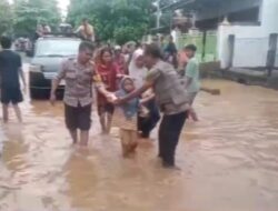 Sinergitas TNI-POLRI, Bhabinkamtibmas Polsek Bolo dan Babinsa Koramil Bolo Monitoring Pasca Banjir di Desa Rada