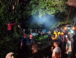 Gerak Cepat, Polsek Woha Evakuasi Pohon Tumbang di Desa Tente