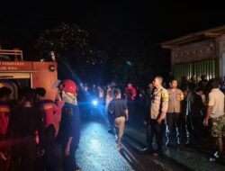Personel Polsek Woha Bersama Warga  Bantu Padamkan Kebakaran Rumah di Desa Naru