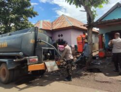 Salurkan 5000 Liter Air Bersih di Desa Nggembe Yang Terdampak  Banjir Warga: Terimakasih Kapolres Bima