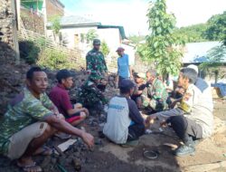 1 Unit Rumah Tertimpa Tanah Longsor, Bhabinkamtibmas Polsek Dongggo Pantau dan Bantu Bersihkan Puing Bersama Warga
