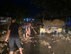 Personel Sat-samapta Polres Bima Basah Basahan Bersihkan Tumpukan Material di Ruas Jalan Pasca Banjir