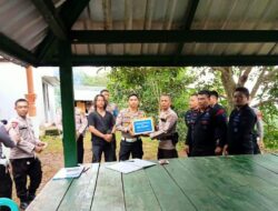 Kasat Lantas Polres Bima Serahkan Bingkisan Bagi Personel Pos Pengamanan Operasi Lilin Rinjani 2024