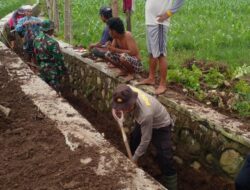 Berbaur Dengan Warga Binaan, Bhabinkamtibmas Polsek Woha Gotong Royong Bersihkan Irigasi Pertanian