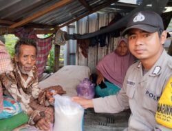 Ihklas Sisihkan Sebagian Rezekinya, Bhabinkamtibmas Polsek Sanggar Bantu  Lansia Yang Menderita Sakit