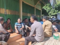 Hadir Melayat/ Sambang Duka Bhabinkamtibmas Polsek Soromandi Turut Bantu Prosesi Pemakaman Warga Yang Meninggal Dunia