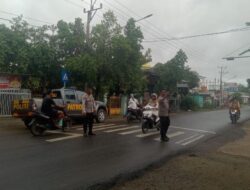Berikan Rasa Aman Bagi Masyarakat Pengguna Jalan, Polsek Woha Terjunkan Personil di Titik Rawan