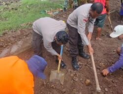 Kerja Bhakti Bhabinkamtibmas dan Personel Polsek Bolo Bantu Warga Pembuatan Pagar Desa