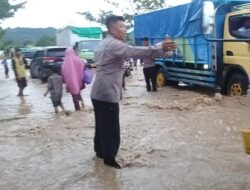 Ditengah Derasnya Banjir Kapolres Bima AKBP Eko Sutomo S.I.K.,M.I.K., Terjun Langsung Mengurai Kemacetan