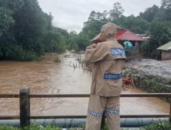 Siaga dan Siap Membantu Warga, Bhabinkamtibmas Polsek Madapangga Cek dan Pantau Banjir di Desa Binaan