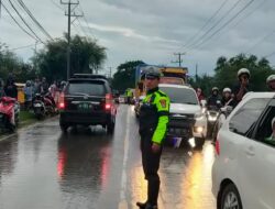 Gerak Cepat Satlantas Polres Bima, Urai Kemacetan di Ruas Jalan Yang Menggenangi Ruas Jalan Pasca Banjir