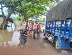 Keamanan dan Keselamatan Masyarakat Terpatri Dalam Jiwa Insan Bhayangkara, Polsek Bantu Warga yang Terjebak Banjir