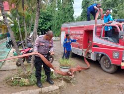 Sinergitas Tiga Pilar, Polsek Bolo Bersihkan Ruang KBM SMPN 02 Bolo Yang Terendam Banjir