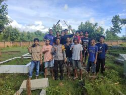 Budayakan Gotong Royong, Bhabinkamtibmas Polsek Bolo Bersama  Warga Binaan Bersihkan TPU