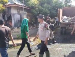 Bantu Warga Terdampak Banjir, Personil Polres Bima dan Polsek Woha Ikut Bergotong Royong Bersihkan Sisa Banjir di Desa Nisa