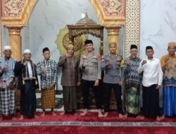 Pererat Silaturahmi Kapolsek Madapangga Laksanakan Sholat Magrib dan Isya Berjamaah Bersama Masyarakat
