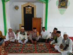 Usai Sholat Jum,at, Bhabinkamtibmas Polsek Woha Sampaikan Himbauan Kamtibmas Melalui Program Jum,at Curhat