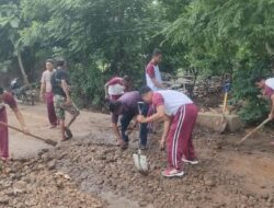 Pasca Banjir, Polsek Soromandi Gotong Royong Bersama Masyarakat Bersihkan Badan Jalan