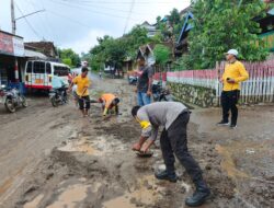 Personel Polsek Ambalawi Gotong Royong Bersihkan Material Banjir Bandang