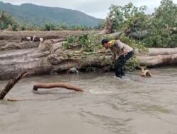 Polri Bersama Tim Gabungan Lanjutkan Pencarian Hari Kedua Korban Banjir Bandang di Wera Bima