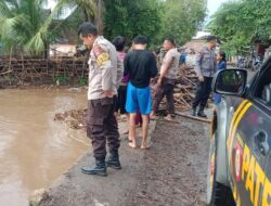 Antisipasi Banjir Personel Polsek Bolo Pantau Debit Air Kiriman Dari Sungai Donggo